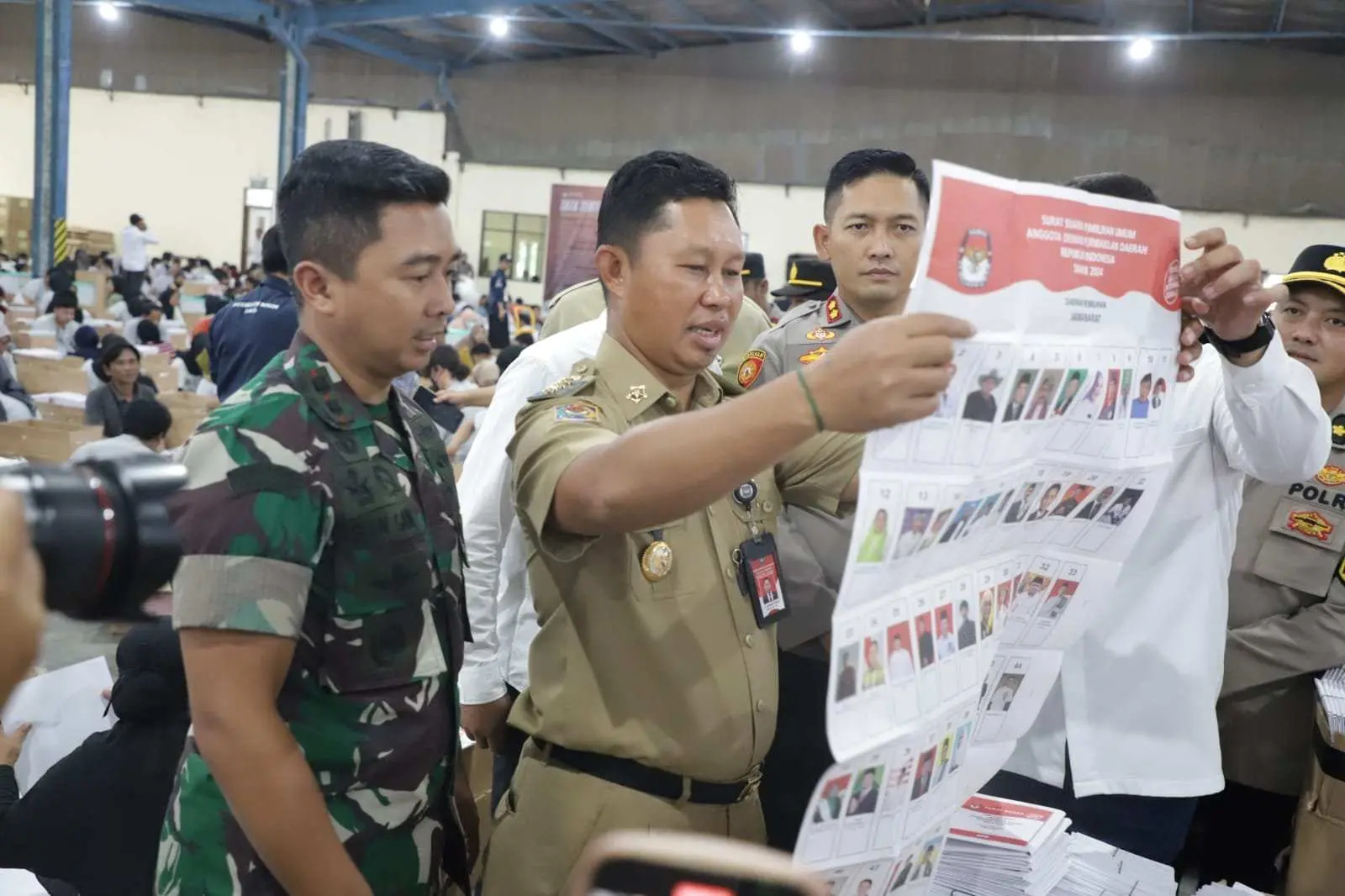 Kapolres Bogor Pastikan Pengawalan Maksimal Pendistribusian Surat Suara  Pemilu 2024