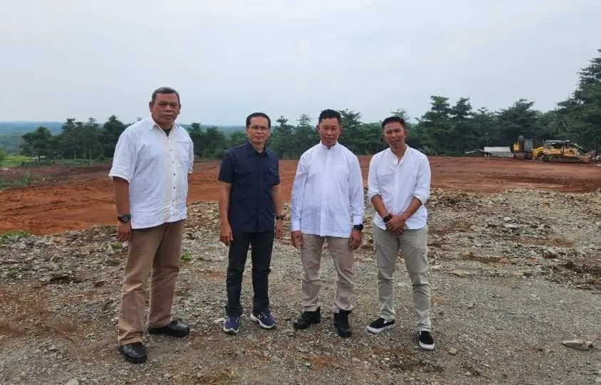 Pj Bupati Bogor Asmawa Tosepu Tinjau Lokasi Pembangunan Parkir Truk Tambang di Parung Panjang
