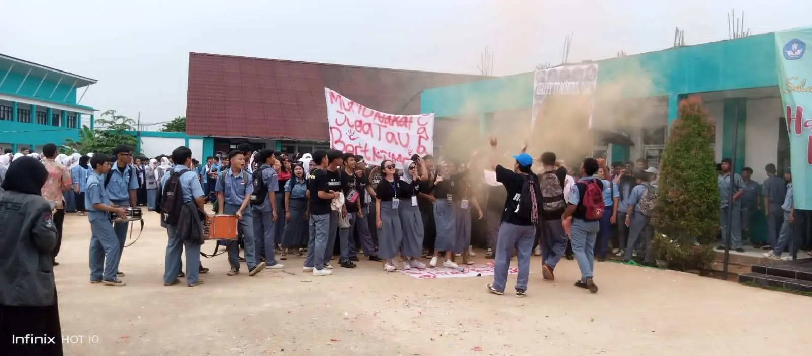 Meriahkan Hari Guru Nasional, Siswa SMKN 3 Depok Lakukan Hal Ini