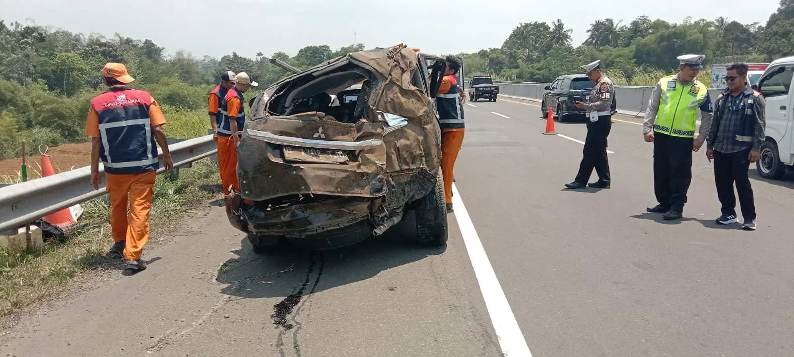 Diduga Supir Mengantuk Sebuah Mobil Terlibat Kecelakan Tunggal di Tol Bocimi