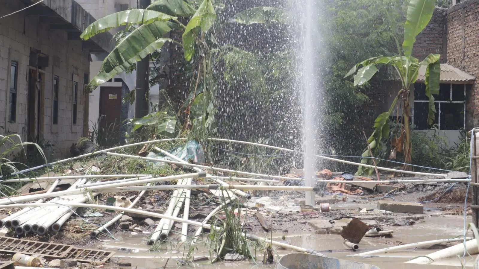 Area Semburan Air Yang Diduga Mengandung Gas di Pasir Laja Dijaga Ketat Pihak Keamanan