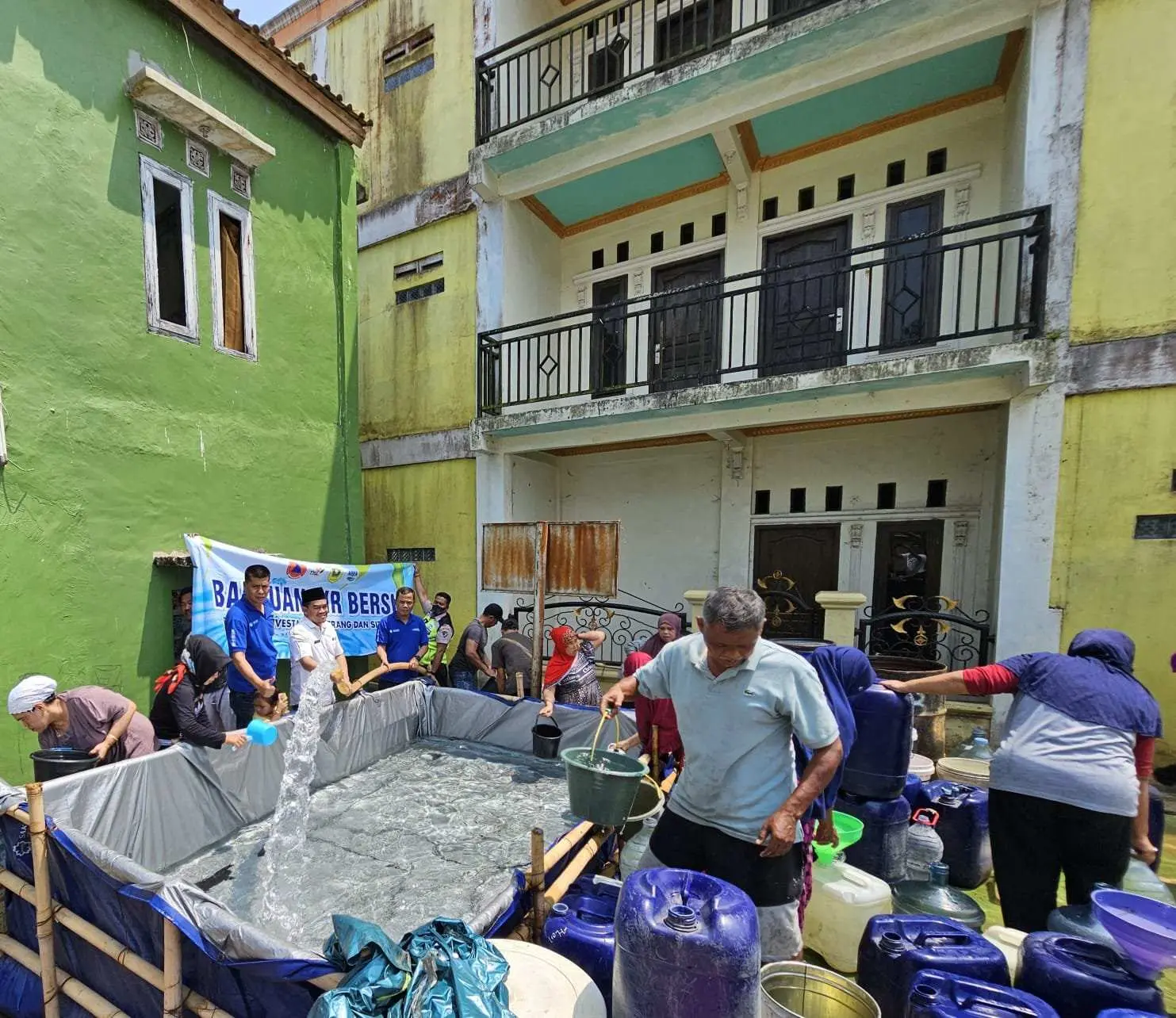 AQUA Peduli Salurkan Bantuan Air Bersih ke Warga Desa Wates Jaya Cigombong