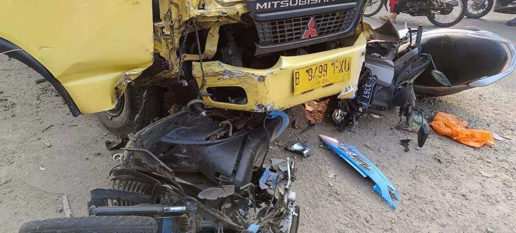 Truk Tabrak 4 Motor di Jalan Narogong Satu Orang Tewas Ditempat