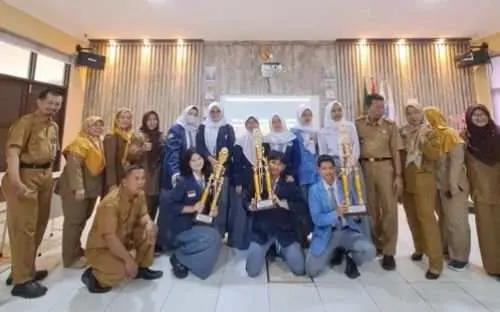 Keren! SMAN 1 Cibinong Sabet Juara Kategori National School Debating Championship 2023