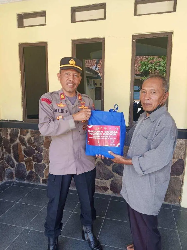 Sambut Hari Bhayangkara Ke-77, Polsek Cijeruk Bagi-bagi Sembako ke Warga Kurang Mampu