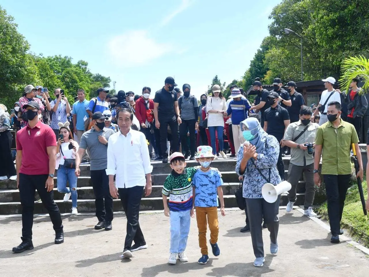 Momen Presiden Jokowi Ajak Cucu Wisata ke Candi Prambanan