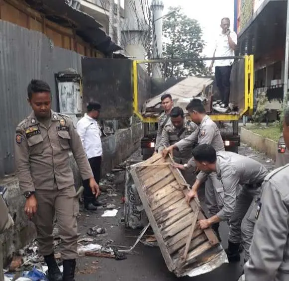 Pol PP Kecamatan Bogor Tengah Sterilisasi Lingkungan Mesjid Agung Kebon Kembang Dari PKL