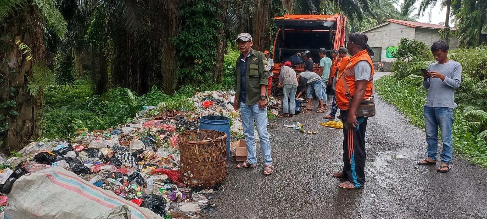 Gerak Cepat UPT VII DLH Kabupaten Bogor Tangani Sampah Liar di Sepanjang Jalan Raya Cigudeg -Jasinga