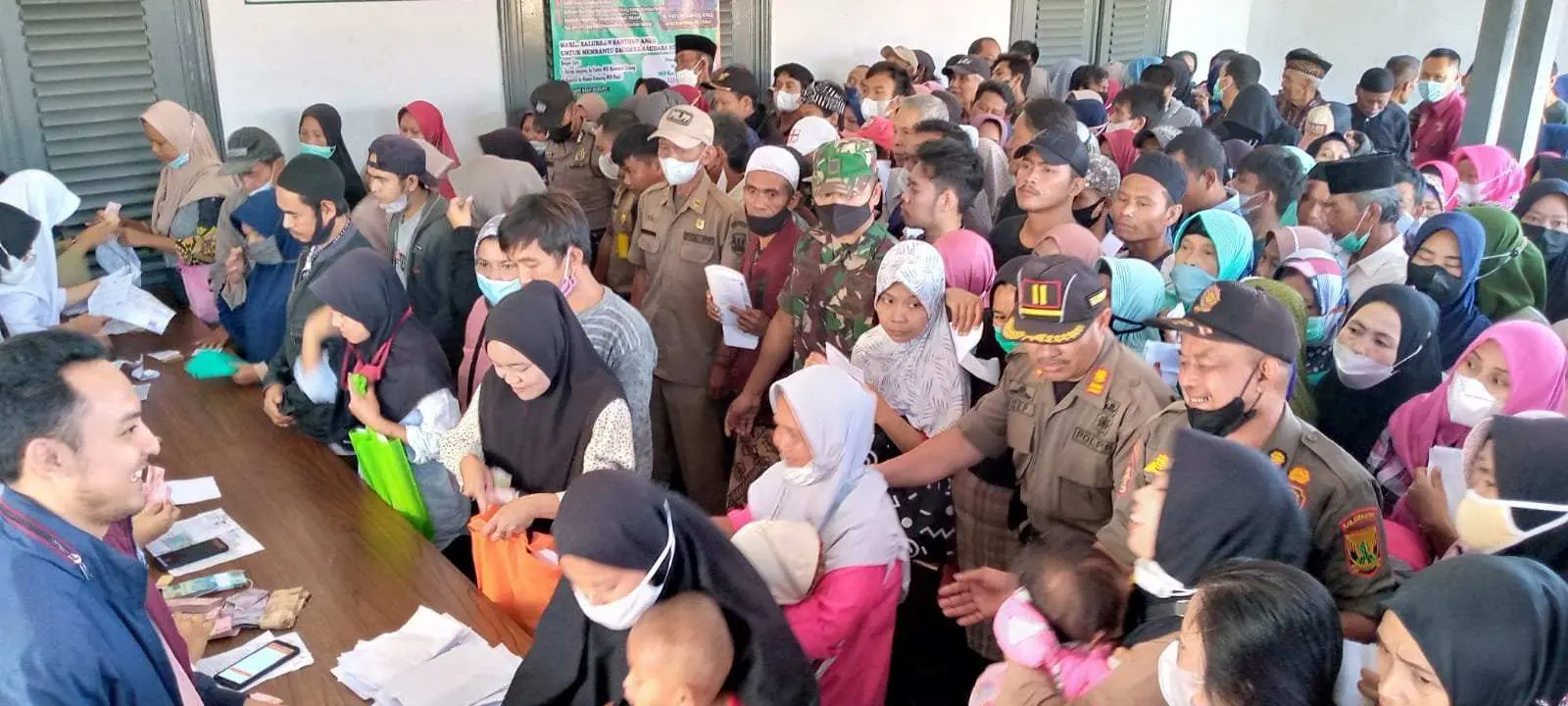 Ribuan KPM di Kecamatan Cicurug Terima Bansos. ini Himbauan Sekcam Yadi 
