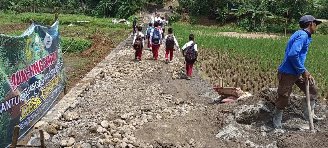 Dongkrak Perekonomian Warga, Pemdes Caringin Bangun Jalan Desa