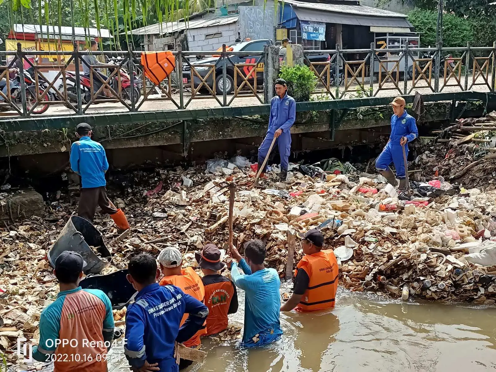 Respon Cepat DLH Kabupaten Bogor, Angkut Tumpukan Sampah Penyebab Banjir di Wilayah Kp. Sawah