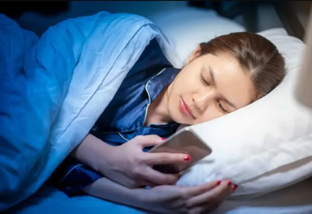 Resiko Main HP Sambil Tiduran Atau Sebelum Tidur?