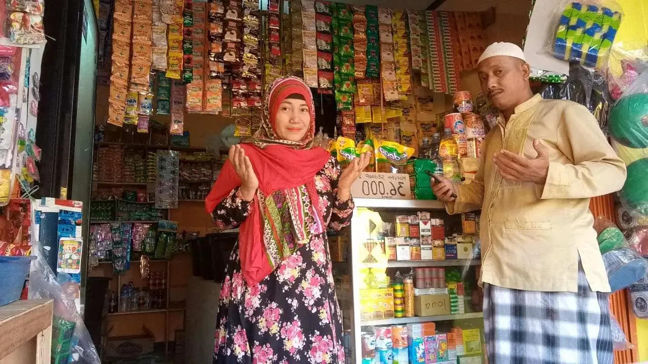 Buka Perdana, Warung Sembako Otih Sarti Ramai Pembeli