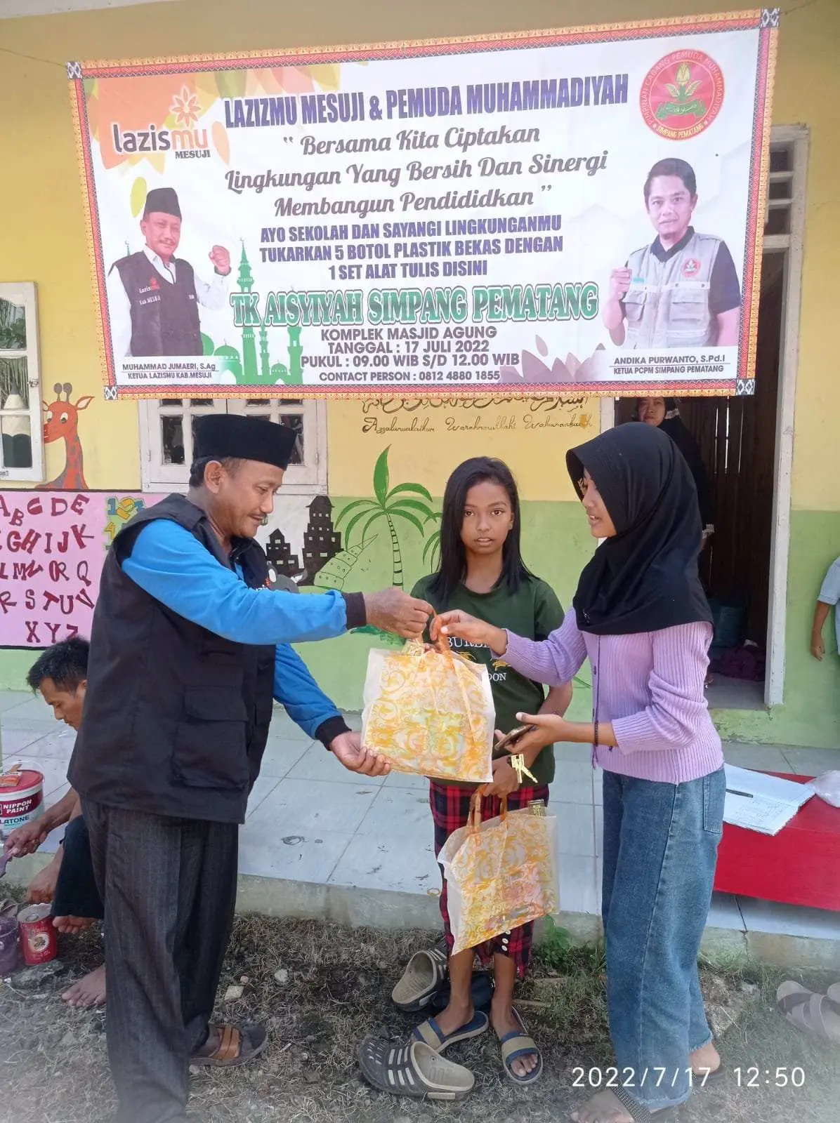 Peduli Lingkungan dan Pendidikan, LAZIZMU Gagas Gerakan Tukarkan Sampah dengan Alat Tulis