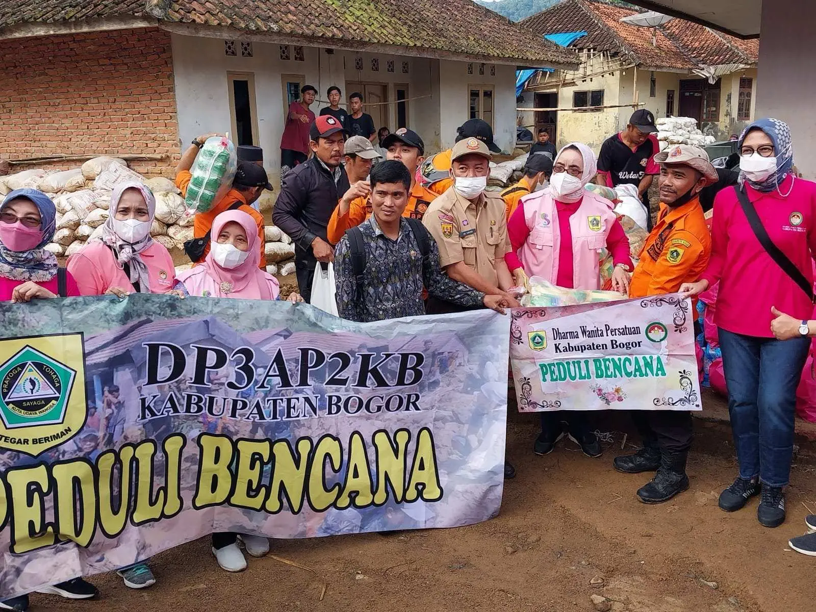 DP3AP2KB Bersama DWP Kabupaten Bogor Bantu Korban Bencana Banjir dan Longsor di Cibunian