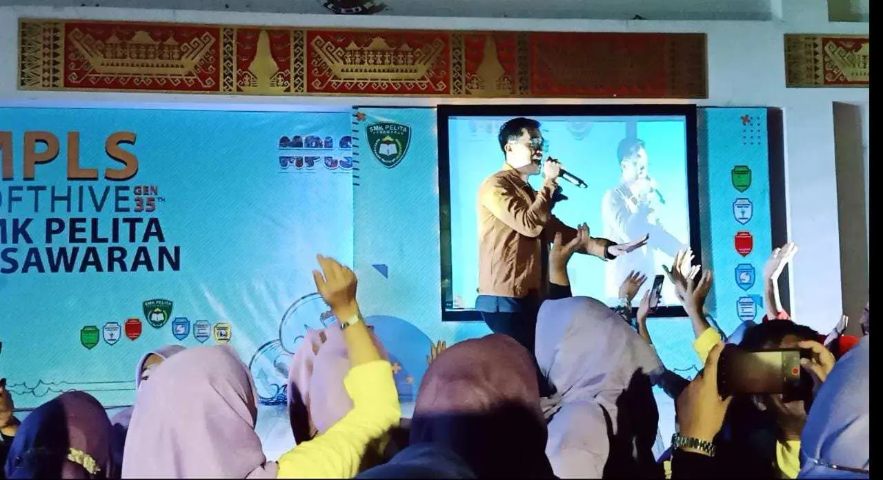 Dide Vokalis Band Hijau Daun Semarakkan MPLS SMK Pelita Pesawaran