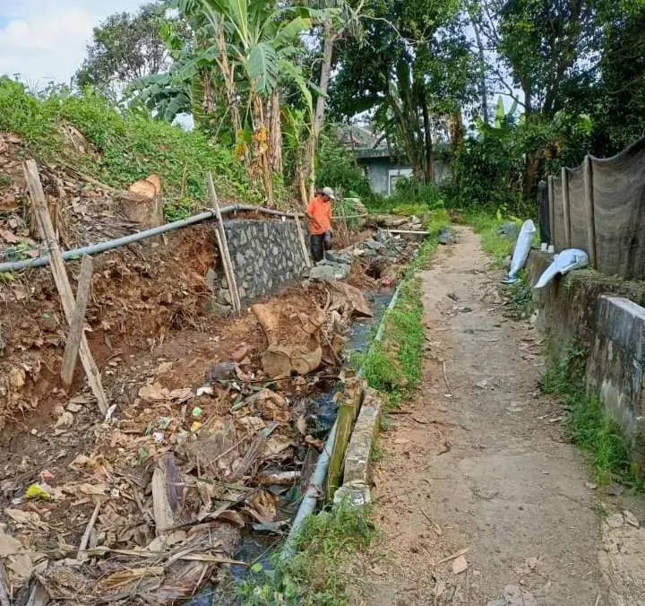 Warga Tarikolot Cimande Bangun Jalan Dengan Cara Swadaya