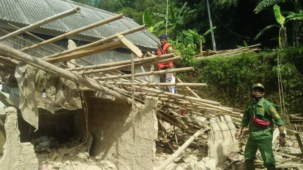 Diguyur Hujan Deras, Rumah Warga di Desa Cibalung Roboh. Ini Kronologisnya