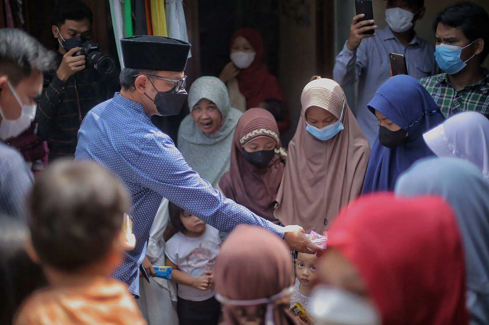 IKA SMANSA 91 Kota Bogor Berbagi Sembako di Kampung Bebek