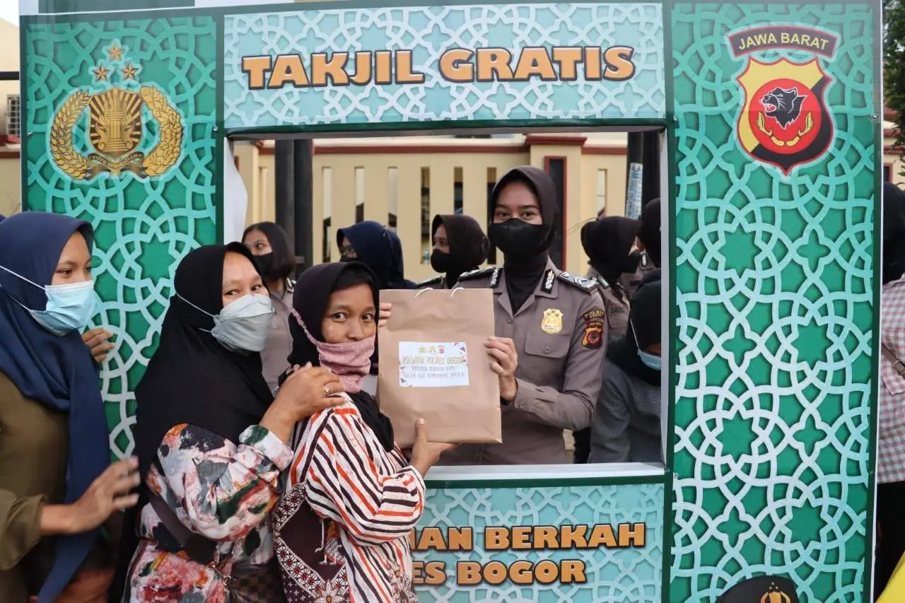 Polres Bogor Beserta PWI Kabupaten Bogor Berbagi  Takjil