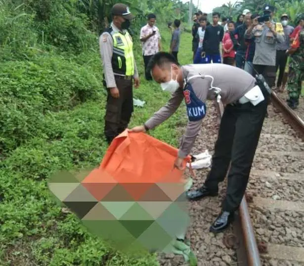 Unit Gakkum Polres Bogor Evakuasi Korban Tertabrak Kereta Api di Pondok Rajeg