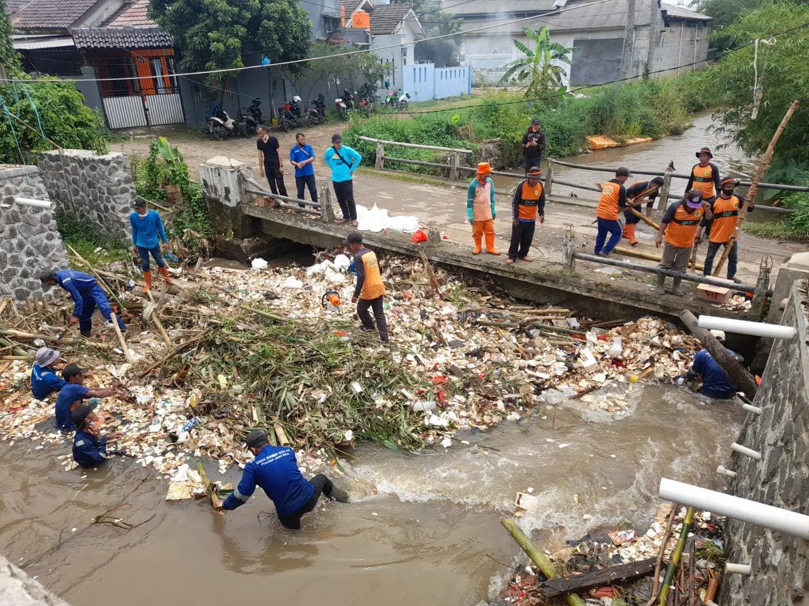 Sinergitas DLH Kabupaten Bogor dan PSDA Provinsi Jabar Bersihkan Kali Baru Barat Dari Tumpukan Sampah