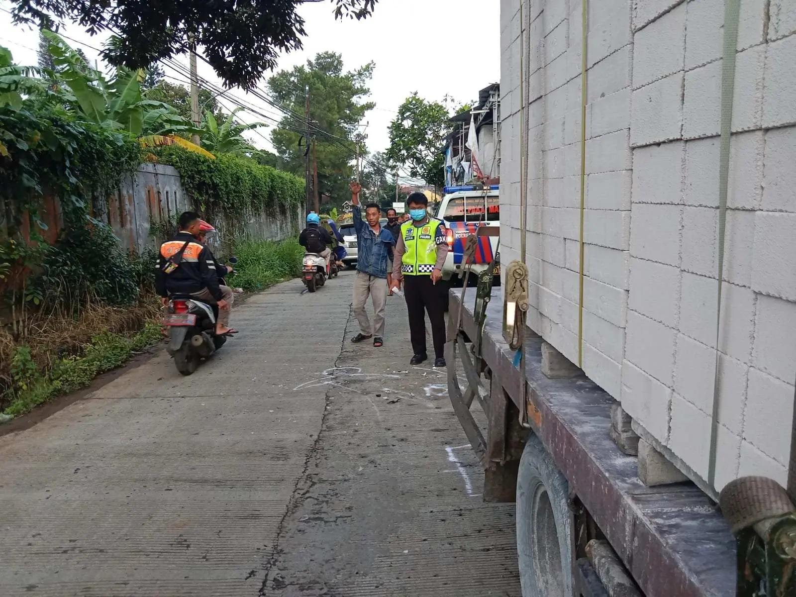 Unit Gakkum Polres Bogor Evakuasi Korban Lakalantas di Megamendung