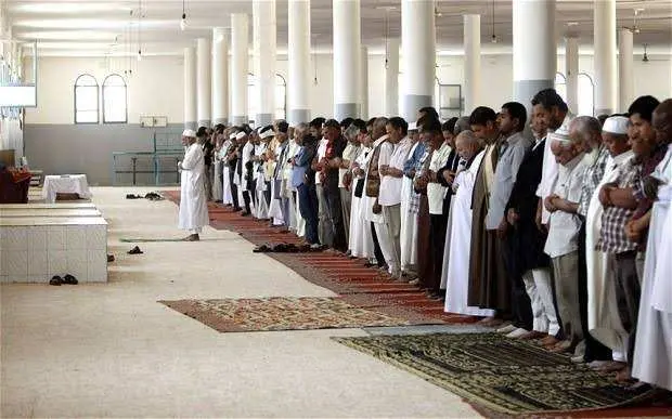 Fatwa MUI, Mulai Hari Ini Shaf Sholat Berjamaah Kembali Dirapatkan