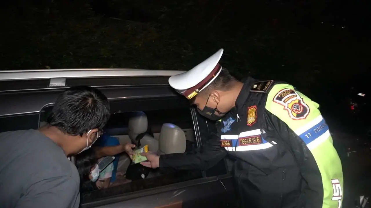 Keren, Satlantas Polres Bogor Bagikan Makanan Ke Pengendara Yang Terjebak Macet di Puncak