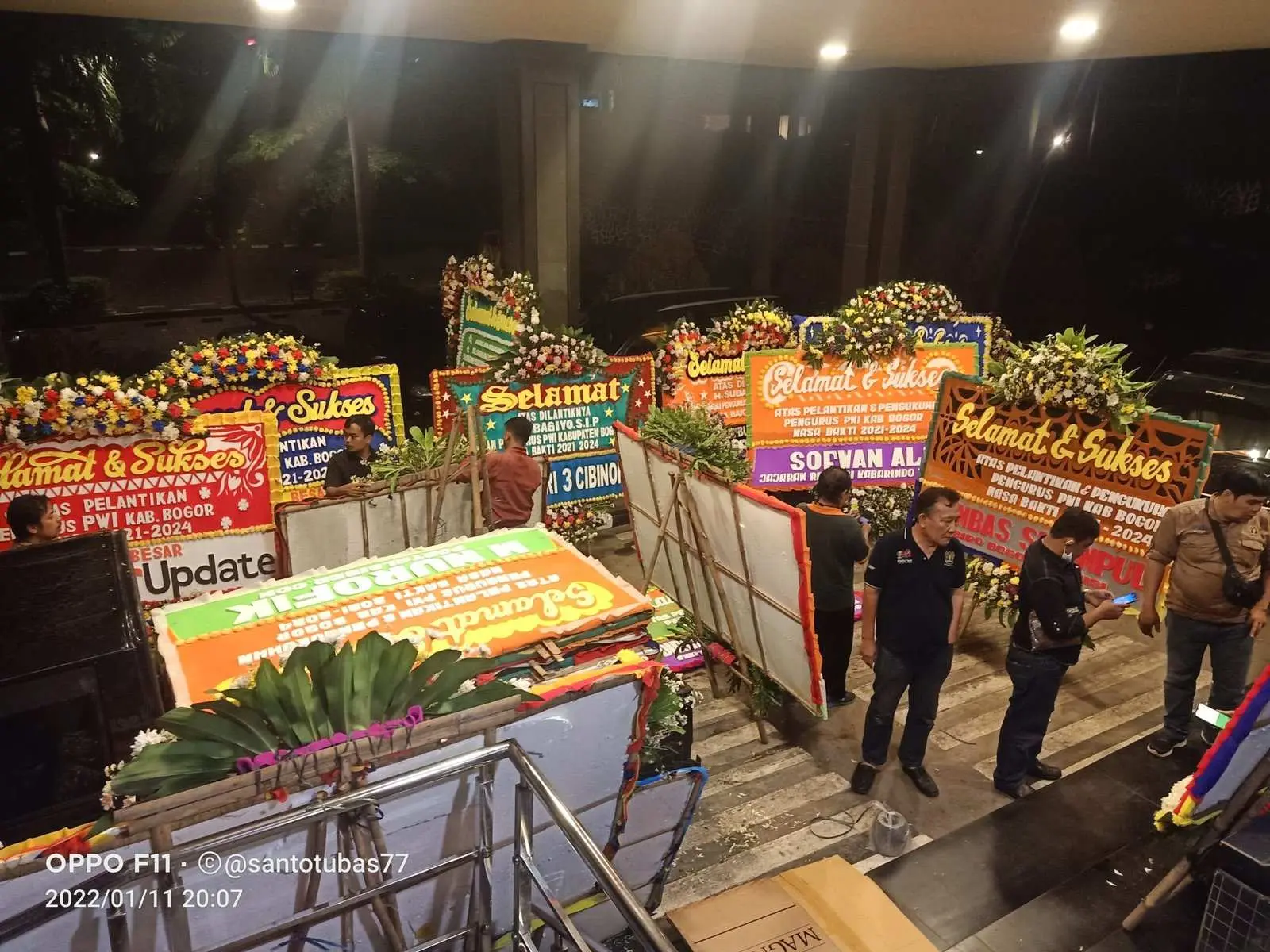 Ratusan Karangan Bunga Berdatangan Jelang Pelaksanaan Pelantikan Pengurus PWI Kabupaten Bogor di Hotel M-One