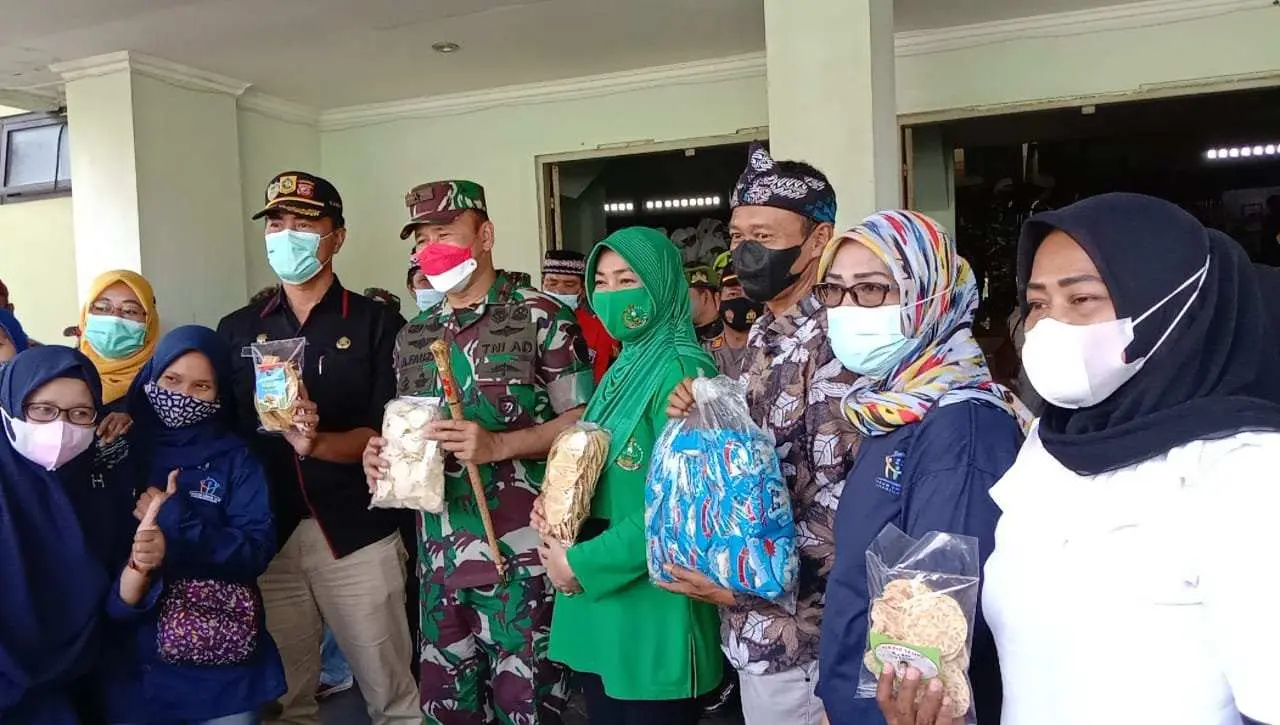 Kerjasama Danrem 061/SK dan Kecamatan Parung, Bagikan 500 Paket Sembako Kepada Yatim-piatu dan Penyandang Disabilitas