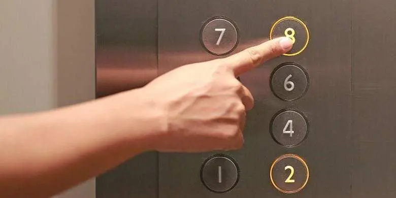 Ingin Urus IMB Warga Ini Malah Terjebak Di Lift