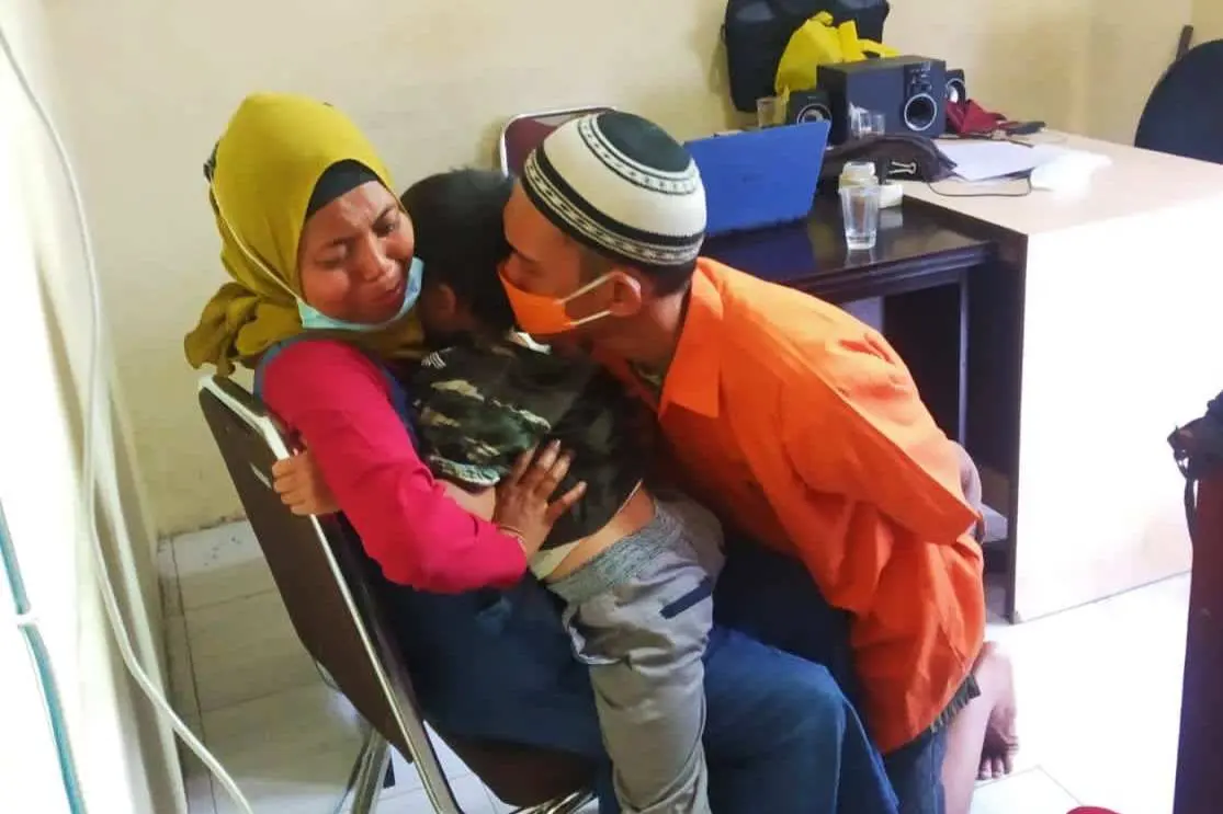 Tersangka Pembunuh Ayah Kandung Menangis Histeris di Kaki Sang Istri