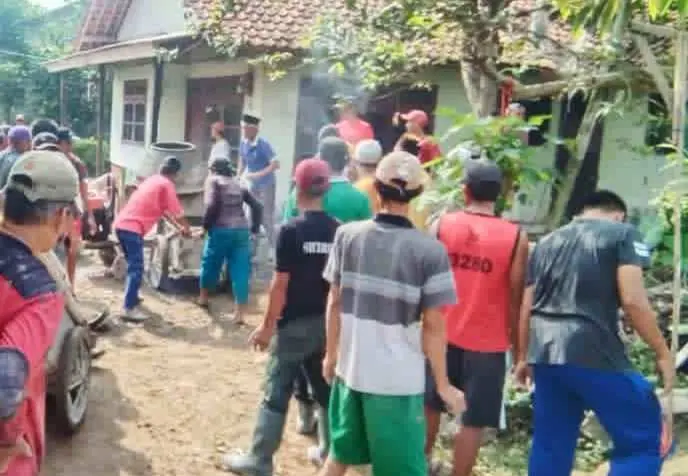 Kepala Desa Cibeteung Muara Gotong Royong Membangun Desa Bersama Warga