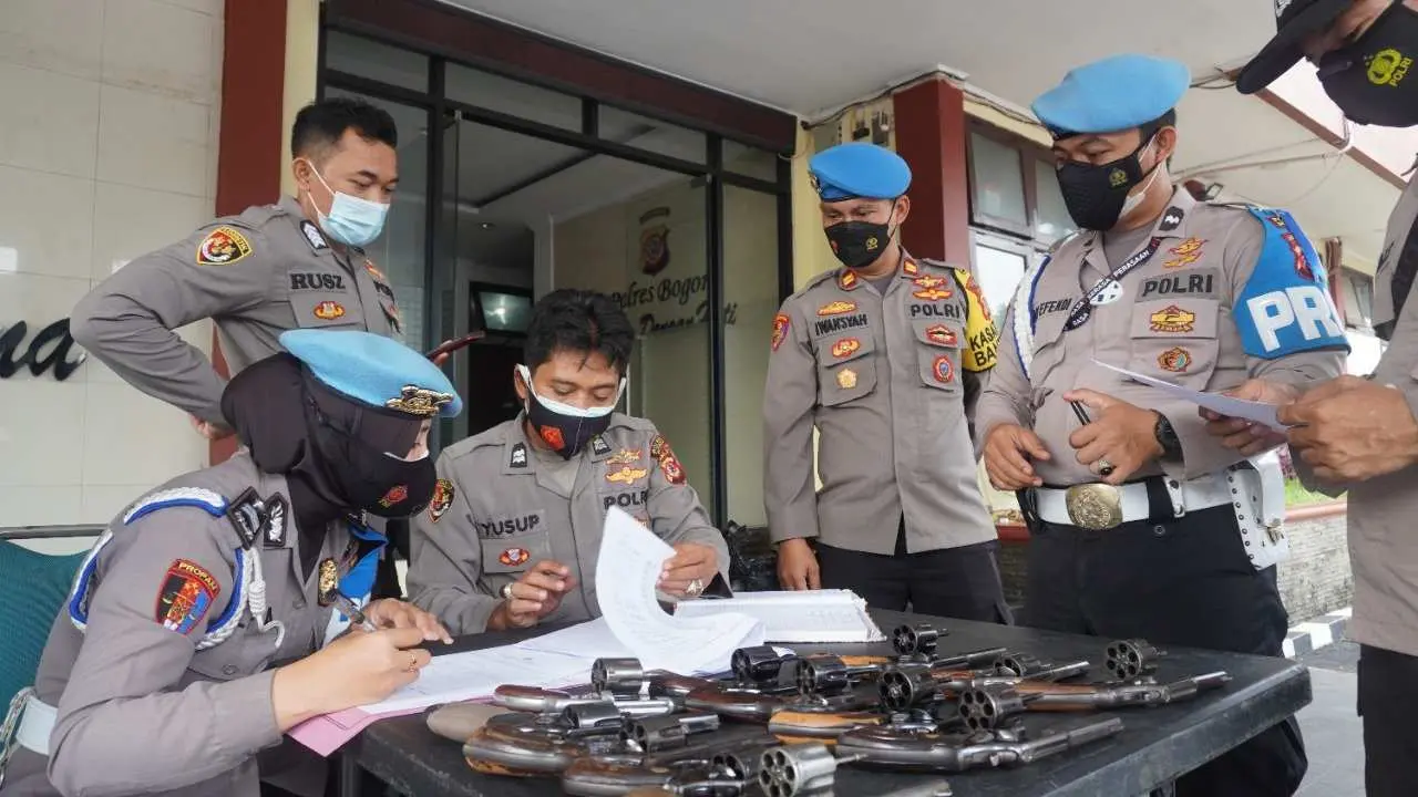 Antisipasi Penyalahgunaan Senpi Dinas, Sie Propam Polres Bogor Lakukan Pengecekan