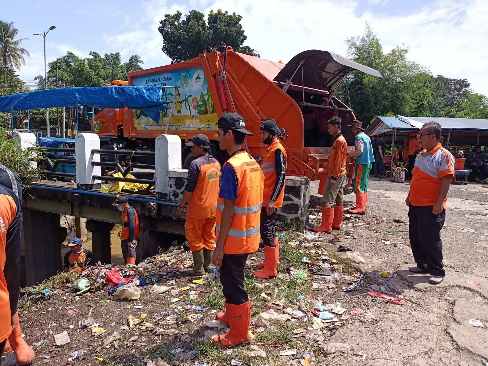 DLH Gelar Operasi Bersih, Angkut Tumpukan Sampah Liar di Pinggir Kali Baru Timur