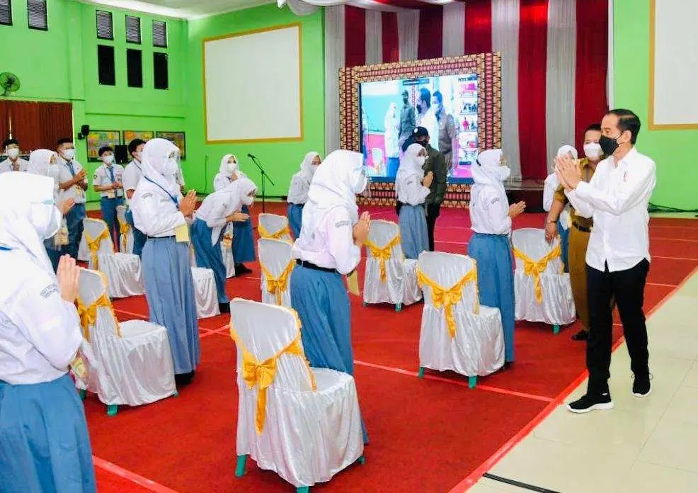 Presiden Jokowi Tinjau Kegiatan Vaksinasi Bagi Pelajar di Lampung