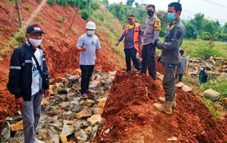 Pemdes Hambalang Realisasikan SAMISADE Bangun Jalan Desa dan TPT