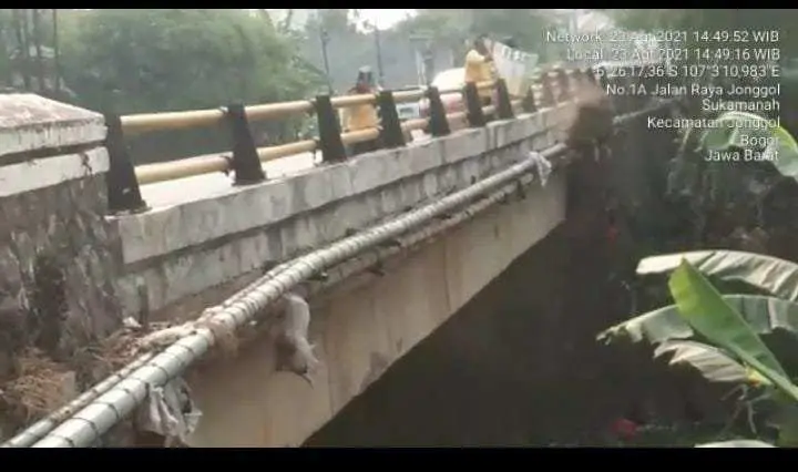 Terciduk Membuang Sampah Ke Sungai, Oknum Petugas Kebersihan Berdalih Begini