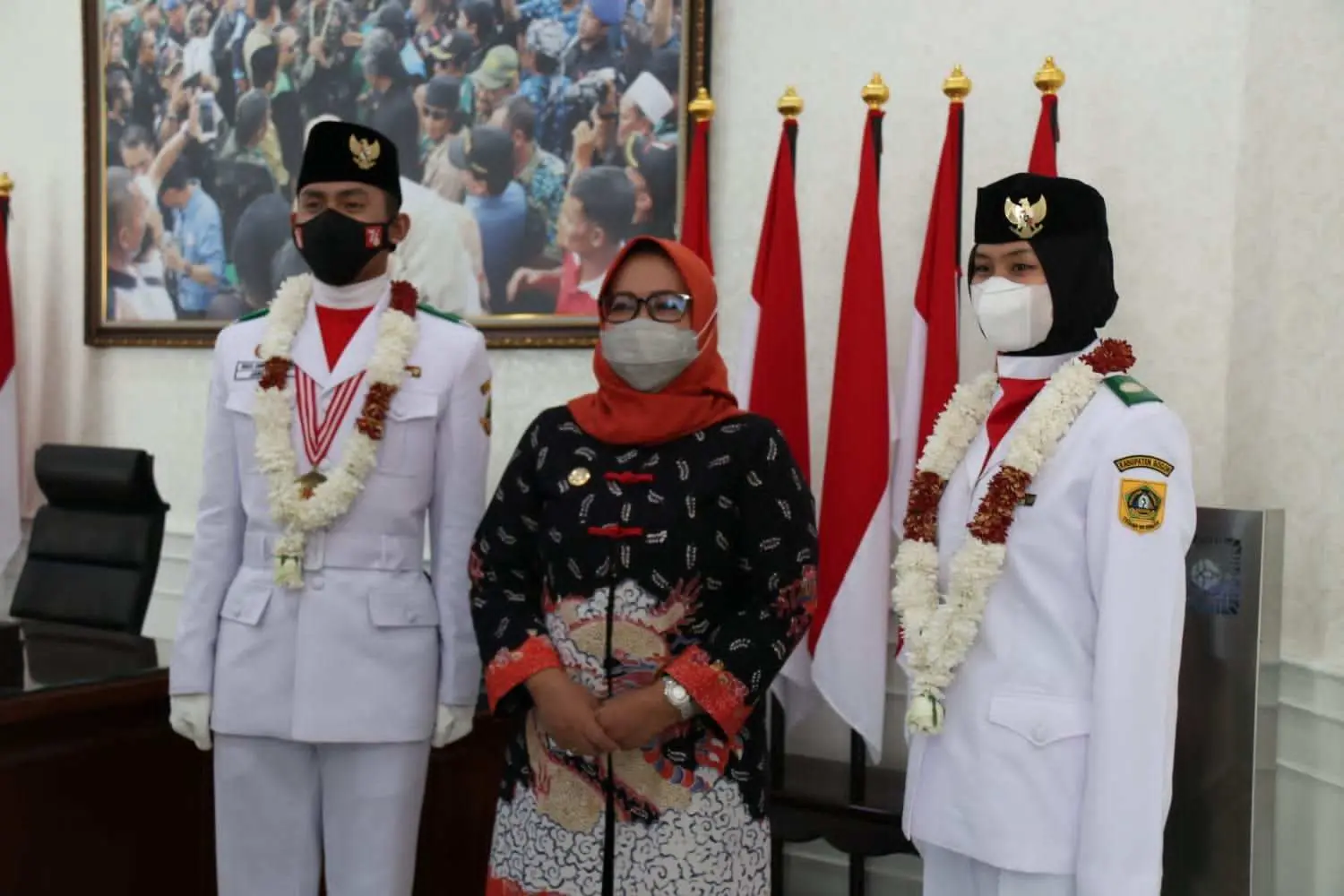 Keren.!! Harumkan Kabupaten Bogor Dua Paskibraka Ini Diganjar Beasiswa, Tabungan dan Uang Saku