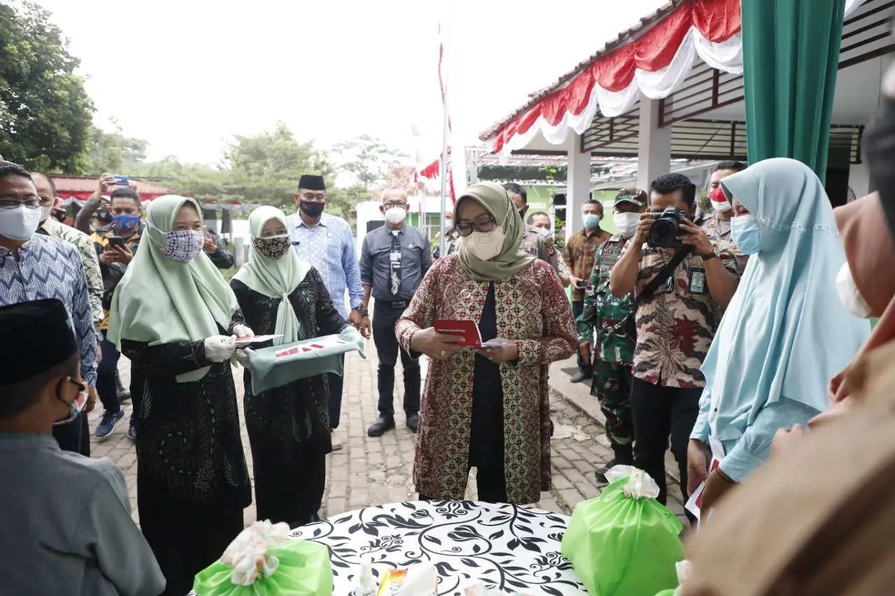 Bupati Bogor Bagikan Bantuan Tabungan dan Sembako Kepada Anak Yatim di Kelurahan Tengah