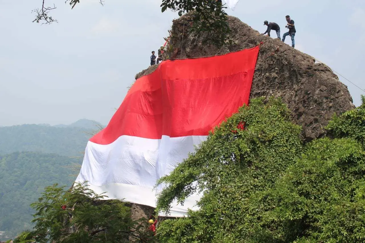 Danramil dan Camat Rumpin Saksikan Pengibaran Bendera Raksasa di Puncak Gunung Munara