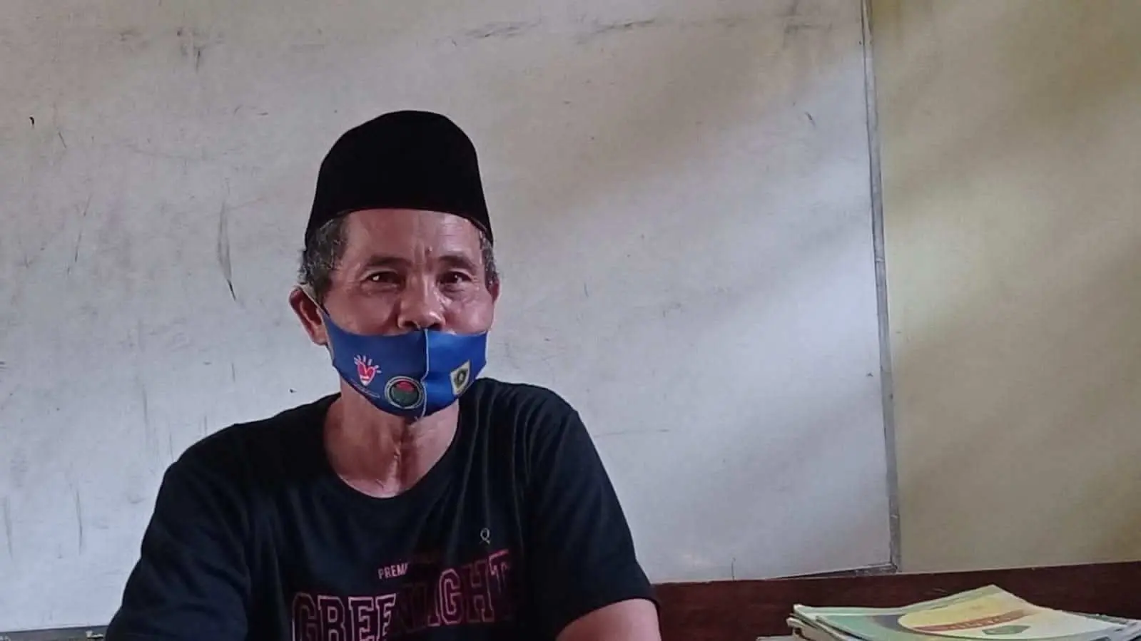 Potret Sukatma Atmaja Yang Dedikasikan Diri Sebagai Guru Demi Mencerdaskan Anak-anak di Kampungnya