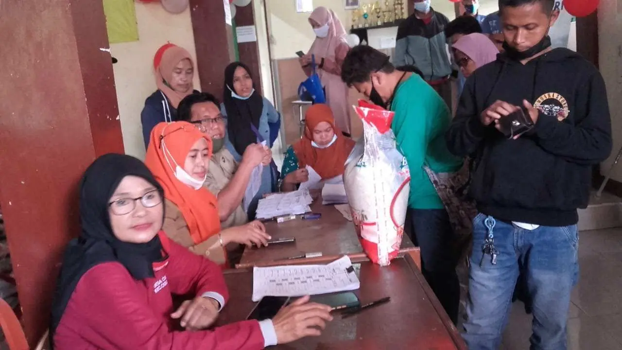 Pemdes Ciburuy Abaikan Prokes Disaat Penyaluran Beras Bansos