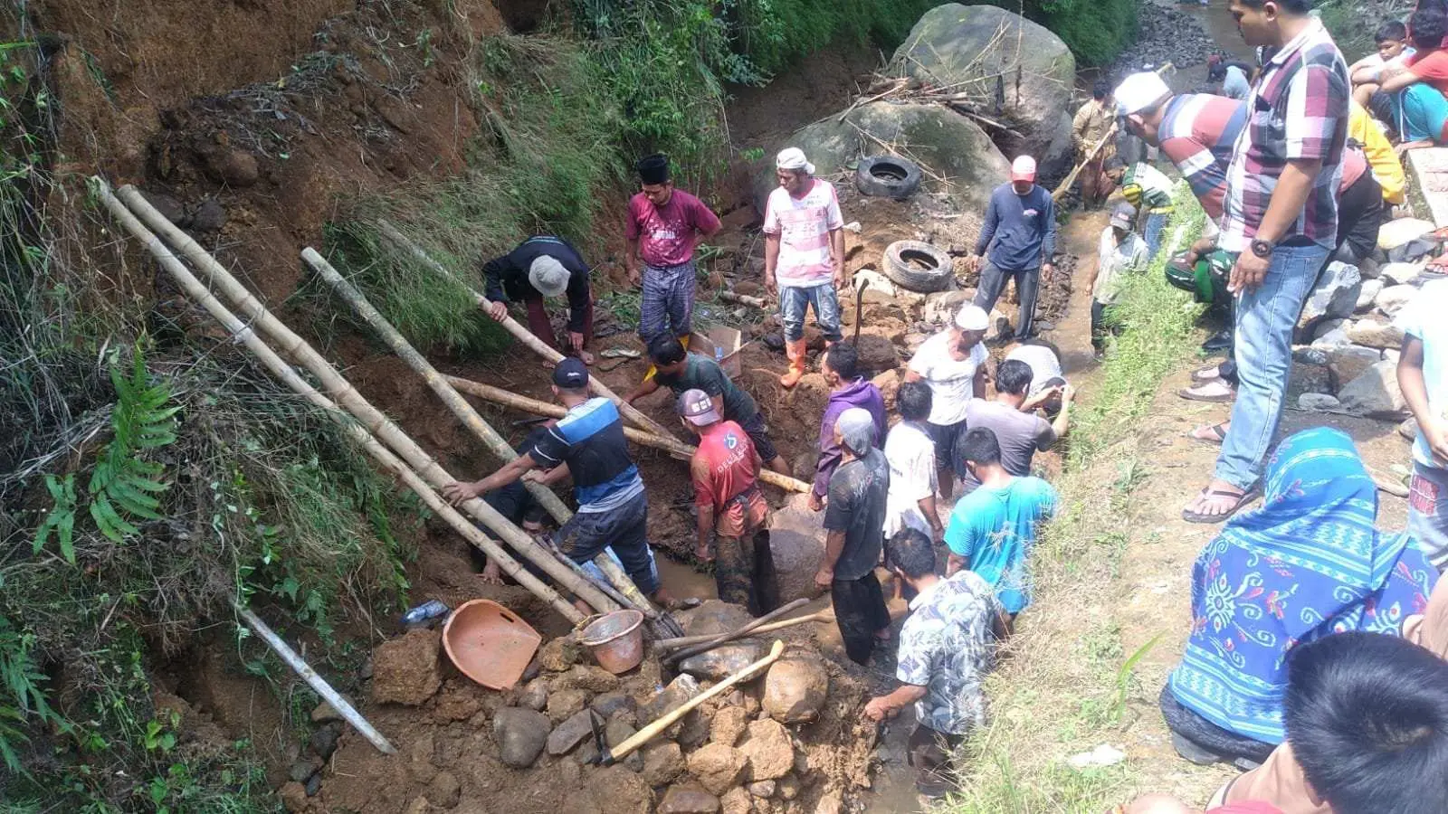 Longsor Di Desa Pasir Jaya Menyebabkan Satu Warga Tertimbun