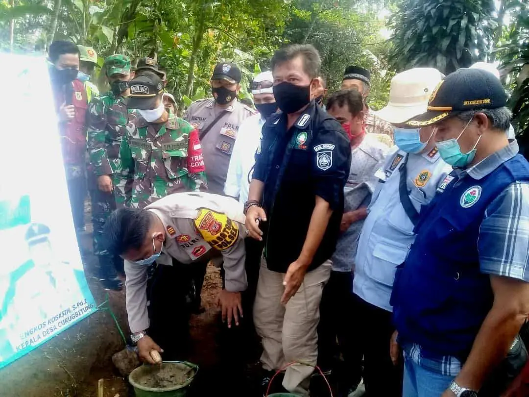 Pemdes Curugbitung Bangun Jalan Penghubung Antar Kampung