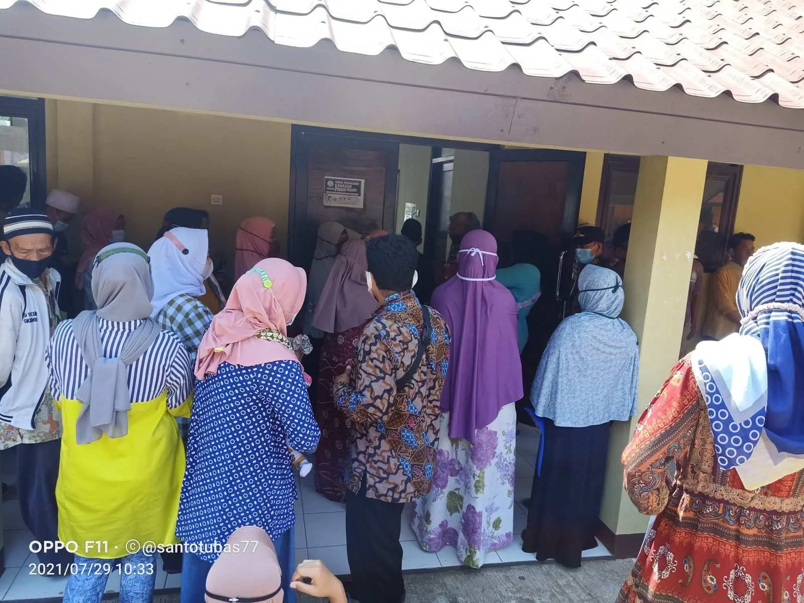 Kerumunan Terjadi di Pembagian BST Desa Hambalang