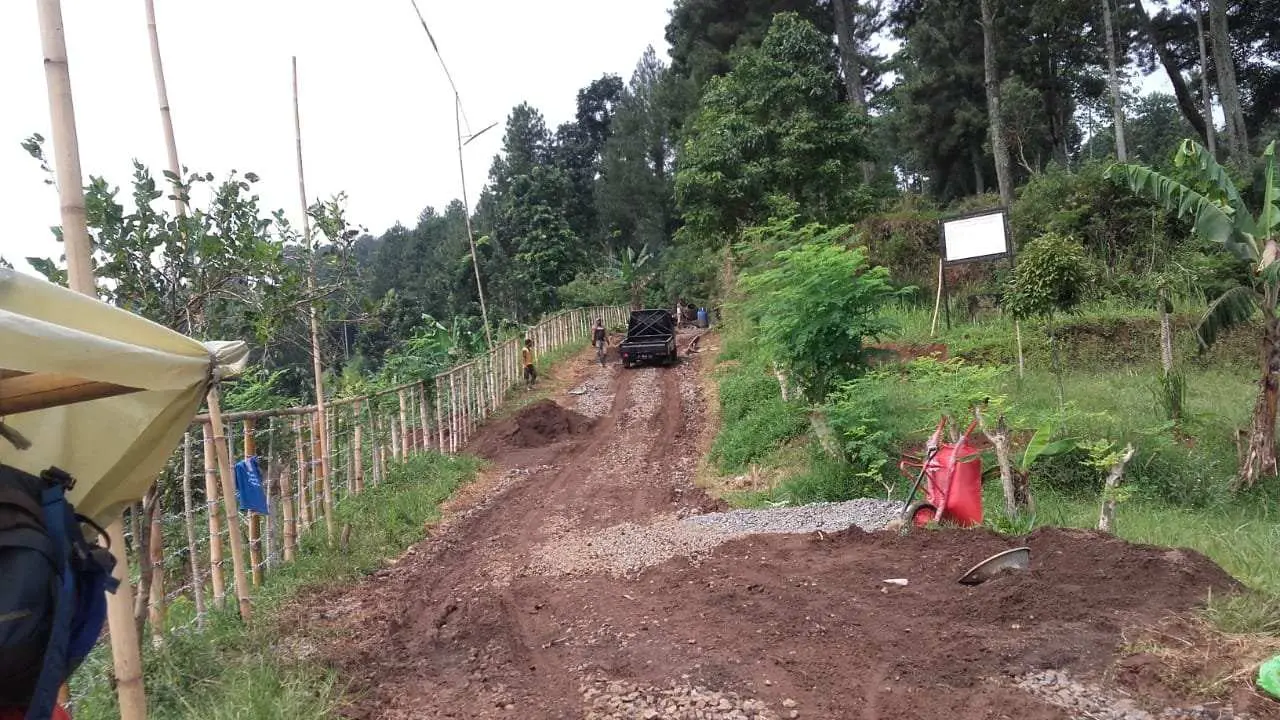 Tingkatkan Ekonomi Masyarakat, Pemdes Cinagara Bangun Jalan Desa