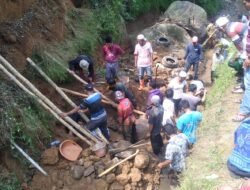 Longsor Di Desa Pasir Jaya Menyebabkan Satu Warga Tertimbun
