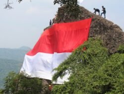 Danramil dan Camat Rumpin Saksikan Pengibaran Bendera Raksasa di Puncak Gunung Munara